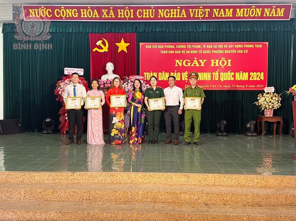 cac tap the ca nhan duoc tang thuong giay khen