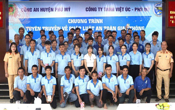 can bo cong nhan cong ty viet tuc va csgt ca huyen chup anh luu niem