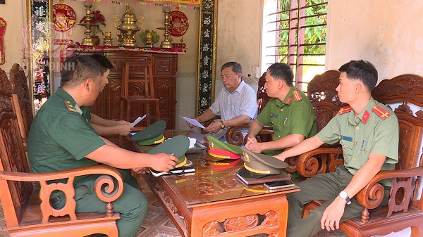 cong an va bien phong cat khanh den tham tuyen truyen tai gia dinh ngu dan danh bat xa bo