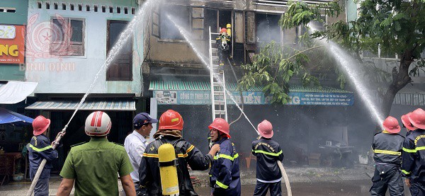 Nhanh chóng dập tắt đám cháy tại nhà ở kết hợp kinh doanh.