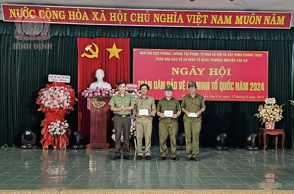 dai ta vo duc nguyen giam doc ca tinh trao tang 03 truong hop co hoan canh kho khan