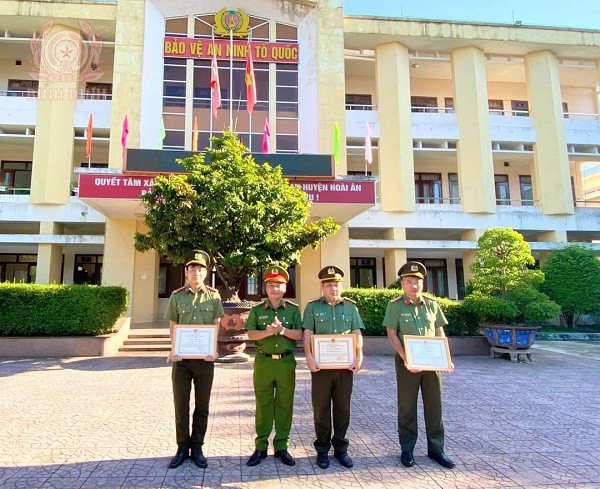 Công an huyện Hoài Ân khen thưởng công tác bảo đảm an ninh, trật tự thi công tuyến đường bộ cao tốc Bắc - Nam.