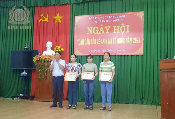 lanh dao ubnd thi tran trao giay hen cho ca nhan xuat sac trong phong trao tdbvantq