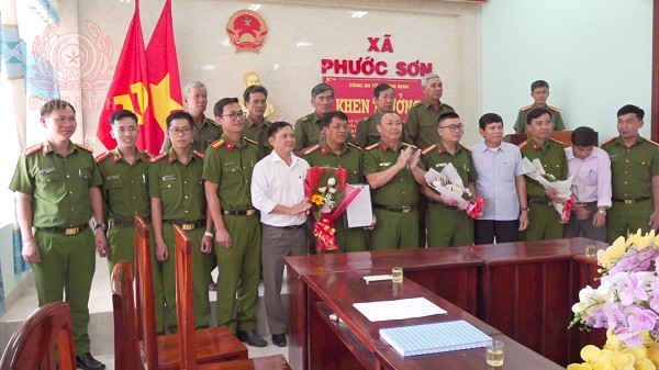 tap the cong an xa phuoc son duoc giam doc cong an tinh khen thuong nong dip tet 2024