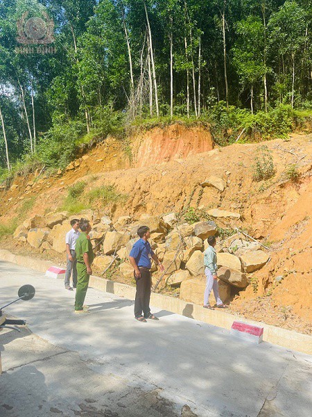 Công an xã An Nghĩa, huyện An Lão rà soát các điểm sạt lở, chuẩn bị phương án phòng, chống lụt bão.