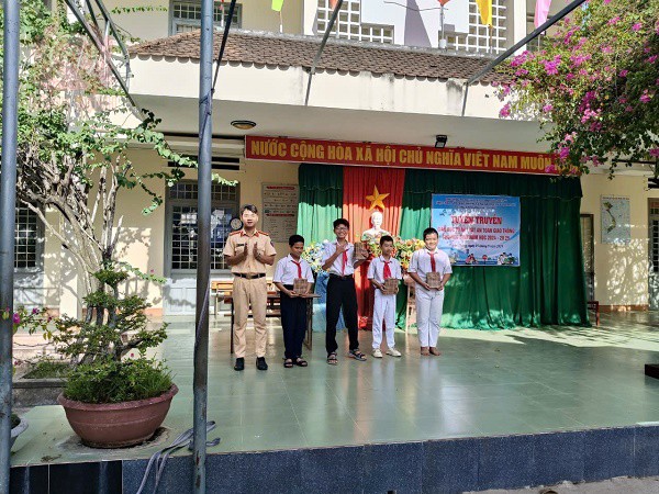 3 tang qua cac em hoc sinh truong thcs phuoc thang tra loi dung cau hoi