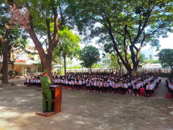 Công an phường Bồng Sơn, thị xã Hoài Nhơn tổ chức tuyên truyền, phổ biến, giáo dục pháp luật tại Trường THCS Bồng Sơn.