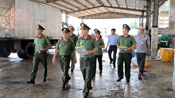 cbcs cong an tinh lien tuc co mat tai cang ca quy nhon de tuyen truyen van dong ngu dan chap hanh nghiem quy dinh ve chong khai thac iuu