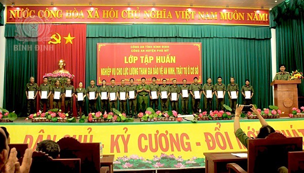 d c thuong ta nguyen hong viet truong cong an huyen trao quyet dinh cong nhan hoan thanh lop tap huan cho cac don vi