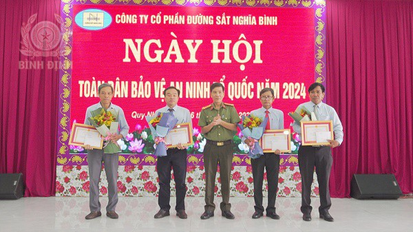 dai ta vo duc nguyen giam doc cong an tinh tang giay khen cho cac ca nhan cua cty duong sat nghia binh