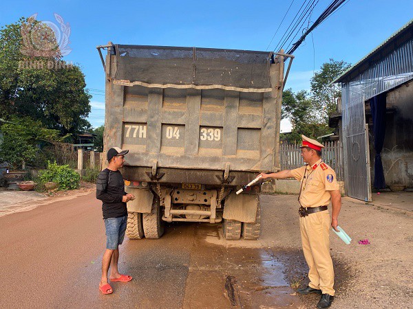 doi csgt tt ca huyen hoai an chi ro sai pham de nuoc chay xuong mat duong khi luu thong tren tuyen dt629 doan qua dia ban xa an my va nhac nho tai xe nang cao y thuc tuan thu luat giao thong duong bo