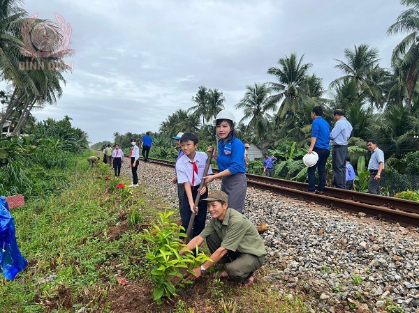 hoat dong trong hoa doc hai ben duong sat trong mo hinh doan duong ong chau cung cham tai phuong hoai thanh tay tx hoai nhon