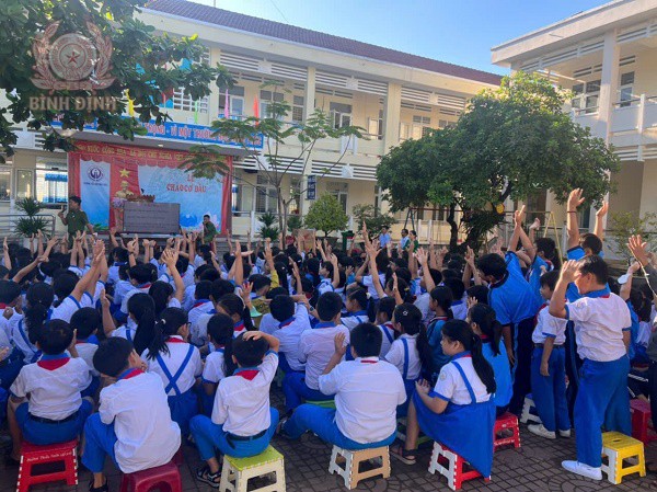 Công an xã Hoài Châu, thị xã Hoài Nhơn tổ chức tuyên truyền pháp luật về trật tự, an toàn giao thông tại Trường Tiểu học Hoài Châu.