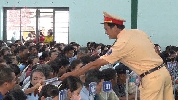 Tuyên truyền giao thông cho phụ huynh học sinh.