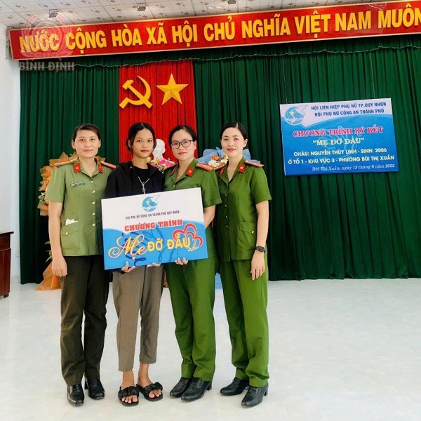 Hội Phụ nữ CATP Quy Nhơn nhận đỡ đầu em Nguyễn Thùy Linh ở phường Bùi Thị Xuân