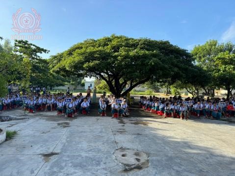 Công an huyện Phù Cát tuyên truyền pháp luật về trật tự, an toàn giao thông cho lứa tuổi học sinh.