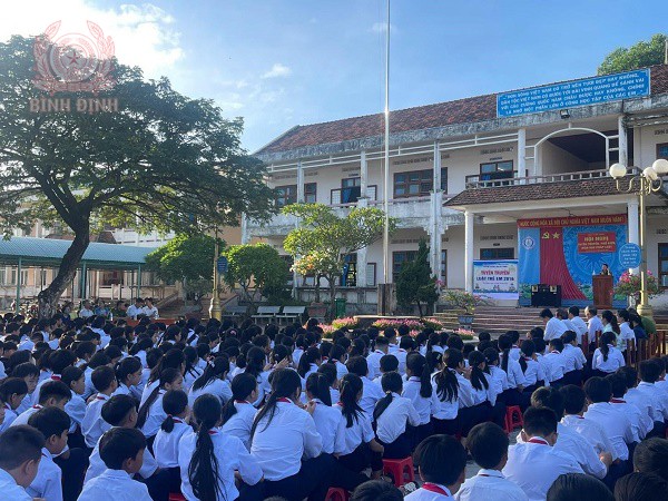 Công an xã Mỹ Phong, huyện Phù Mỹ tuyên truyền pháp luật về trật tự, an toàn giao thông cho lứa tuổi học sinh.