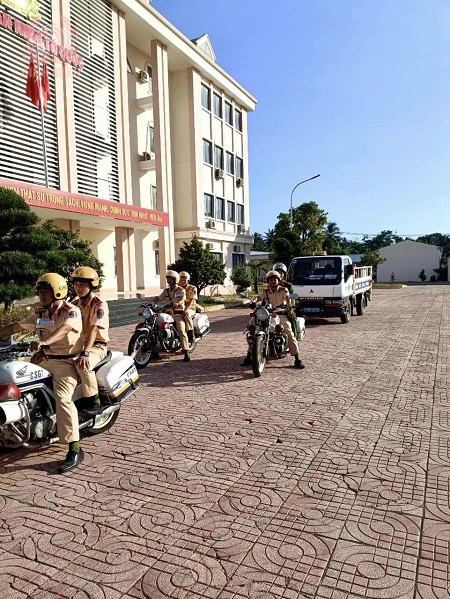 Công an thị xã Hoài Nhơn ra quân thực hiện cao điểm bảo đảm trật tự, an toàn giao thông cho lứa tuổi học sinh.