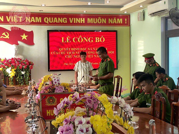 Đ/c Trung tá Nguyễn Văn Thành, Phó Thủ trưởng cơ quan Thi hành án hình sự Công an huyện công bố Quyết định đặc xá của Chủ tịch nước.