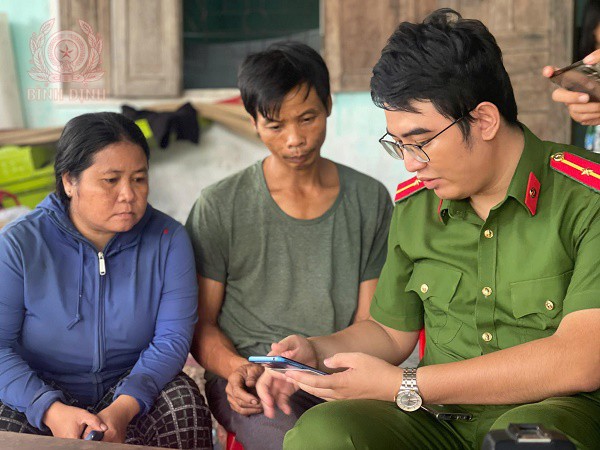 Ban Thanh niên Công an tỉnh hướng dẫn người dân kích hoạt tài khoản định danh điện tử VNeID mức độ 02 tại xã Vĩnh Thịnh, huyện Vinh Thạnh.