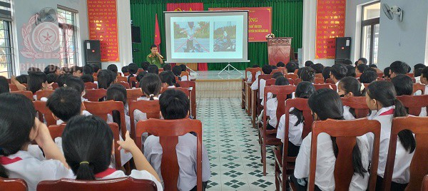 Công an xã Mỹ Chánh, huyện Phù Mỹ tổ chức tuyên truyền pháp luật về trật tự, an toàn giao thông cho học sinh.