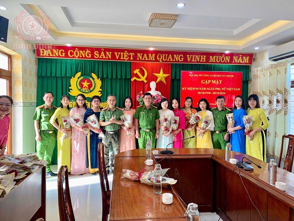 lanh dao cong an huyen tang hoa chuc mung