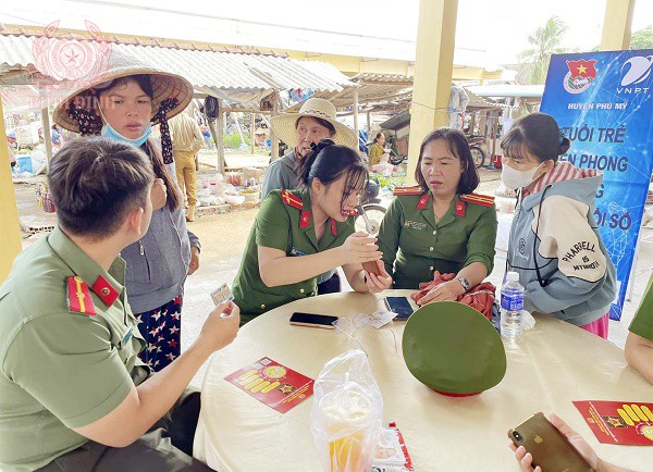 Lực lượng Công an hỗ trợ kích hoạt tài khoản định danh VNeID cho công dân xã Mỹ Hòa