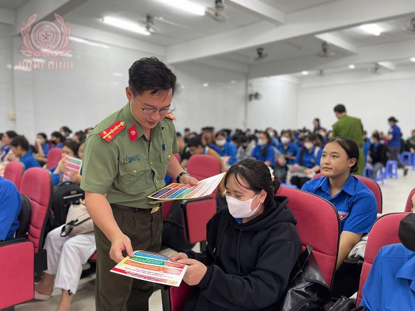 Ban Thanh niên phát tờ rơi cho các sinh viên.