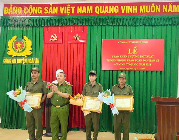 Đại tá Huỳnh Bảo Nguyên, Phó Giám đốc Công an tỉnh trao Bằng khen cho các cá nhân.