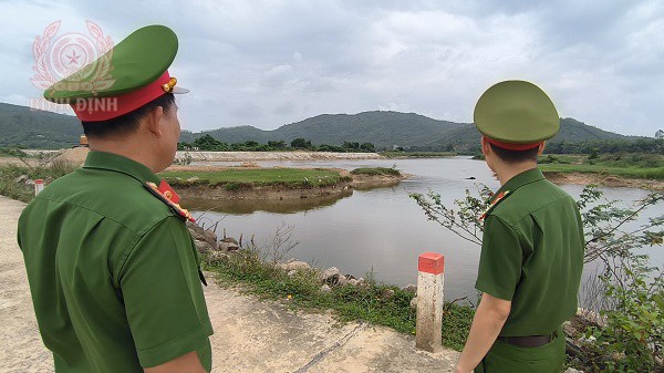 cong an xa phuoc nghia huyen tuy phuoc kiem tra cac vi tri thuong bi ngap sau trong mua lu