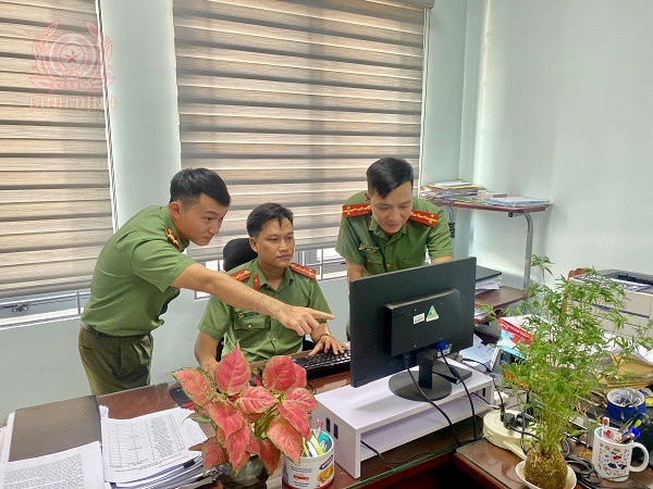 dai uy ho minh quy giua truong ban quan tri mo hinh trao doi cung cac dong nghiep de giai dap thac mac cho nguoi dan