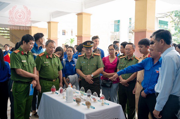 Tuyên truyền pháp luật cho đoàn viên, thanh niên.