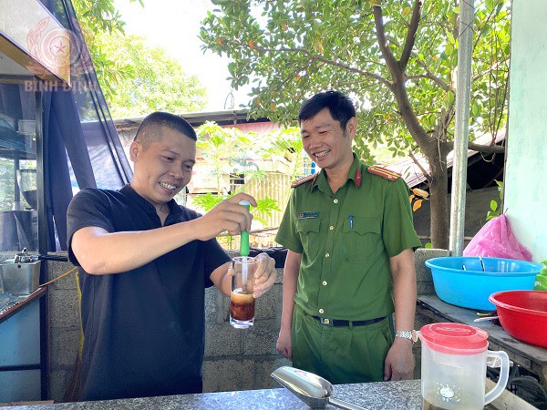 anh nguyen ngoc luan o phuong hoai tan tx hoai nhon co cuoc song on dinh nho cong viec ban quan ca phe ket hop quan nhau