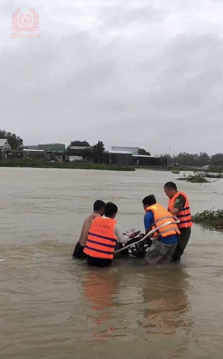 Các lực lượng cứu người và phương tiện bị cuốn trôi lên bờ an toàn