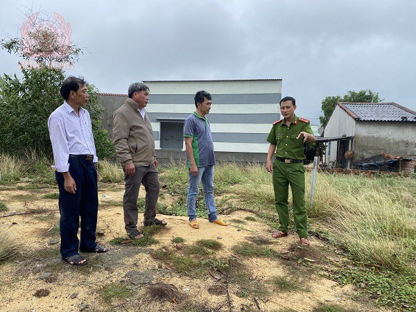 dai uy nguyen van tong bia phai truong ca xa my duc huyen phu my cung can bo xa va nguoi dan thon tan phu kiem tra khu vuc tung xay ra lan chiem dat trai phep