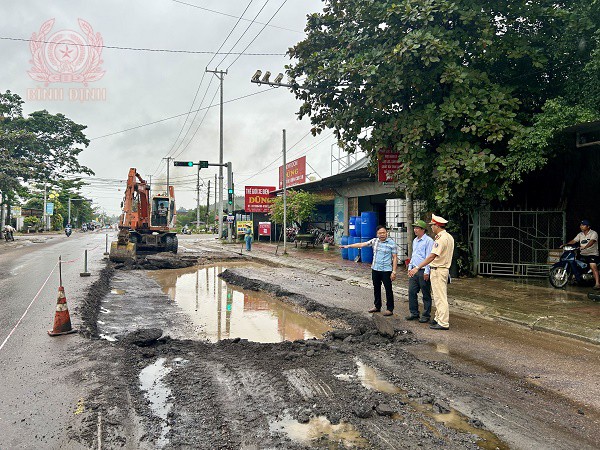 doan cong tac cua ban atgt kiem tra thuc te viec khac phuc bat cap mat duong tai km 27300 ql19 doan qua dia ban tx an nhon