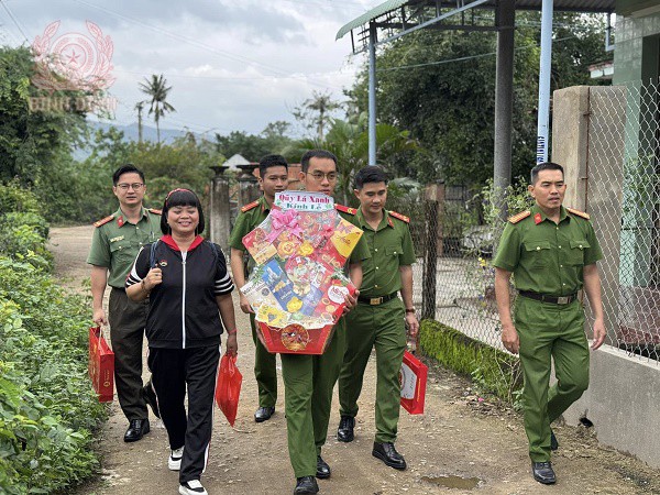 Tặng quà cho Mẹ Việt Nam Anh hùng và Cựu Thanh niên xung phong.