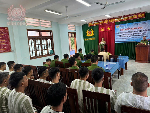 Công an thành phố Quy Nhơn phổ biến, giáo dục cho các phạm nhân.