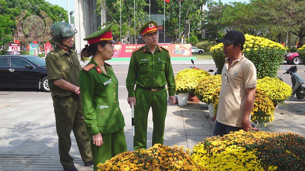 lanh dao va cbcs cong an phuong tran phu nam tinh hinh tai cho hoa tet tren duong nguyen tat thanh quy nhon