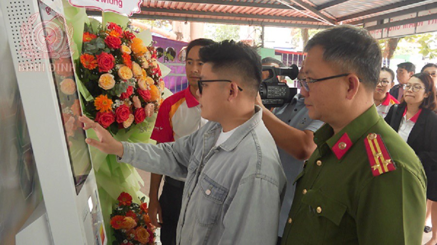 nguoi dan thao tac tren kiosk y te thong minh