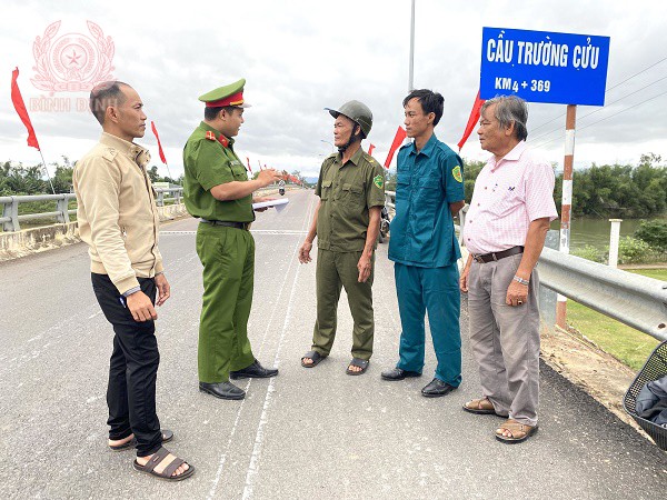 Cán bộ CA xã Nhơn Lộc ghi nhận tình hình ANTT từ người dân, hội viên nông dân thôn Trường Cửu.