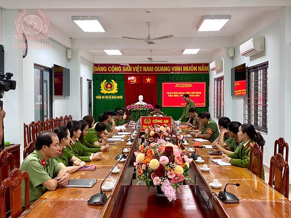 Lãnh đạo Công an tỉnh thăm hỏi, động viên mô hình dân vận khéo của Công an thị xã Hoài Nhơn.