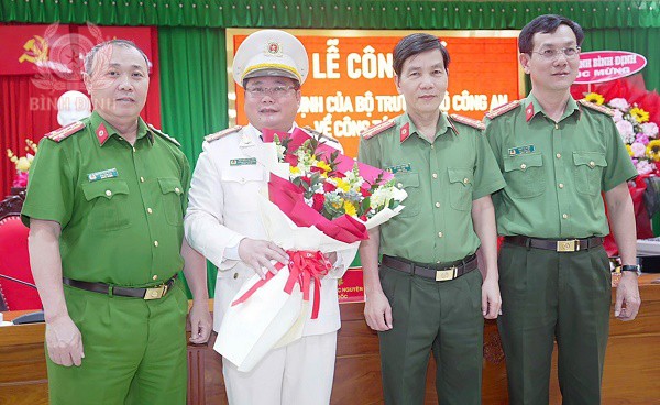 Lãnh đạo Công an tỉnh tặng hoa chúc mừng đồng chí Thượng tá Nguyễn Chí Linh.