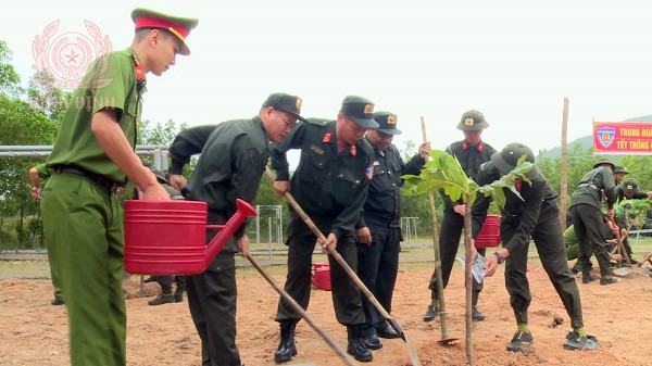 cac chien sy tre tham gia huong ung tet trong cay trong khuon vien trung doan