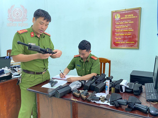 Phòng Cảnh sát QLHC về TTXH CA tỉnh kiểm tra số vũ khí, công cụ hỗ trợ do các cá nhân, tổ chức giao nộp trong năm 2024.