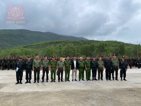 dai dien lanh dao cac phong chuc nang cong an tinh tham du le khai giang