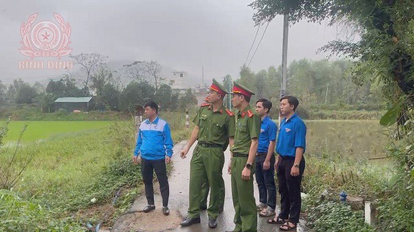 Các thành viên Đội xung kích xã Phước Lộc tại hiện trường bắt đối tượng cướp tiệm vàng.