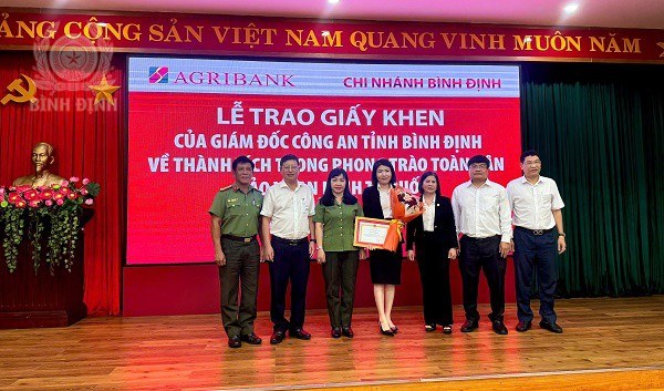 Trao Giấy khen cho nhân viên Ngân hàng Agribank về thành tích trong phong trào Toàn dân bảo vệ an ninh Tổ quốc.