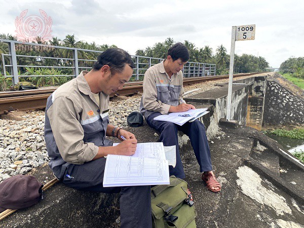 anh nguyen van nhat trai nhan vien tuan duong thuoc doi cau duong bong son cong ty cp duong sat nghia binh dang giao ban voi tuan duong ban tai km 1 009500 phuong hoai thanh tay tx hoai nhon