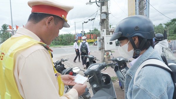 Công an thị xã Hoài Nhơn tăng cường xử lý xe đạp điện.